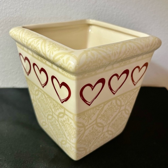 Edible Arrangements heart vase. 4.75”x5.25” - Picture 3 of 8